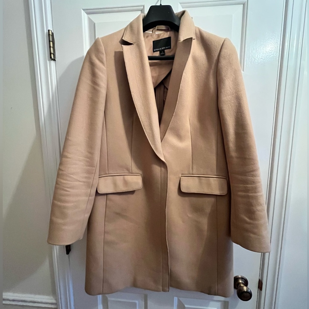 Banana Republic 3/4 length camel coat, size 8. EUC